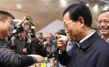 浙江省委副書記王輝忠在省農(nóng)業(yè)廳史濟錫等領(lǐng)導(dǎo)陪同下親臨玉環(huán)火山茶展區(qū)品鑒火山茶。