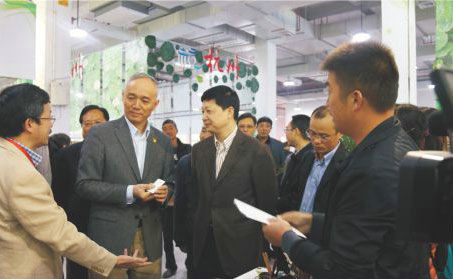 原浙江省常務(wù)副省長蔡奇在臺州市委書記吳蔚榮和市長張兵等領(lǐng)導(dǎo)陪同下詳細了解玉環(huán)火山茶發(fā)展情況。