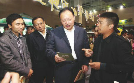 浙江省人大常委會副主任茅臨生在省農(nóng)業(yè)廳廳長史濟錫等領(lǐng)導(dǎo)陪同下與玉環(huán)火山茶創(chuàng)始人林招水親切交談。