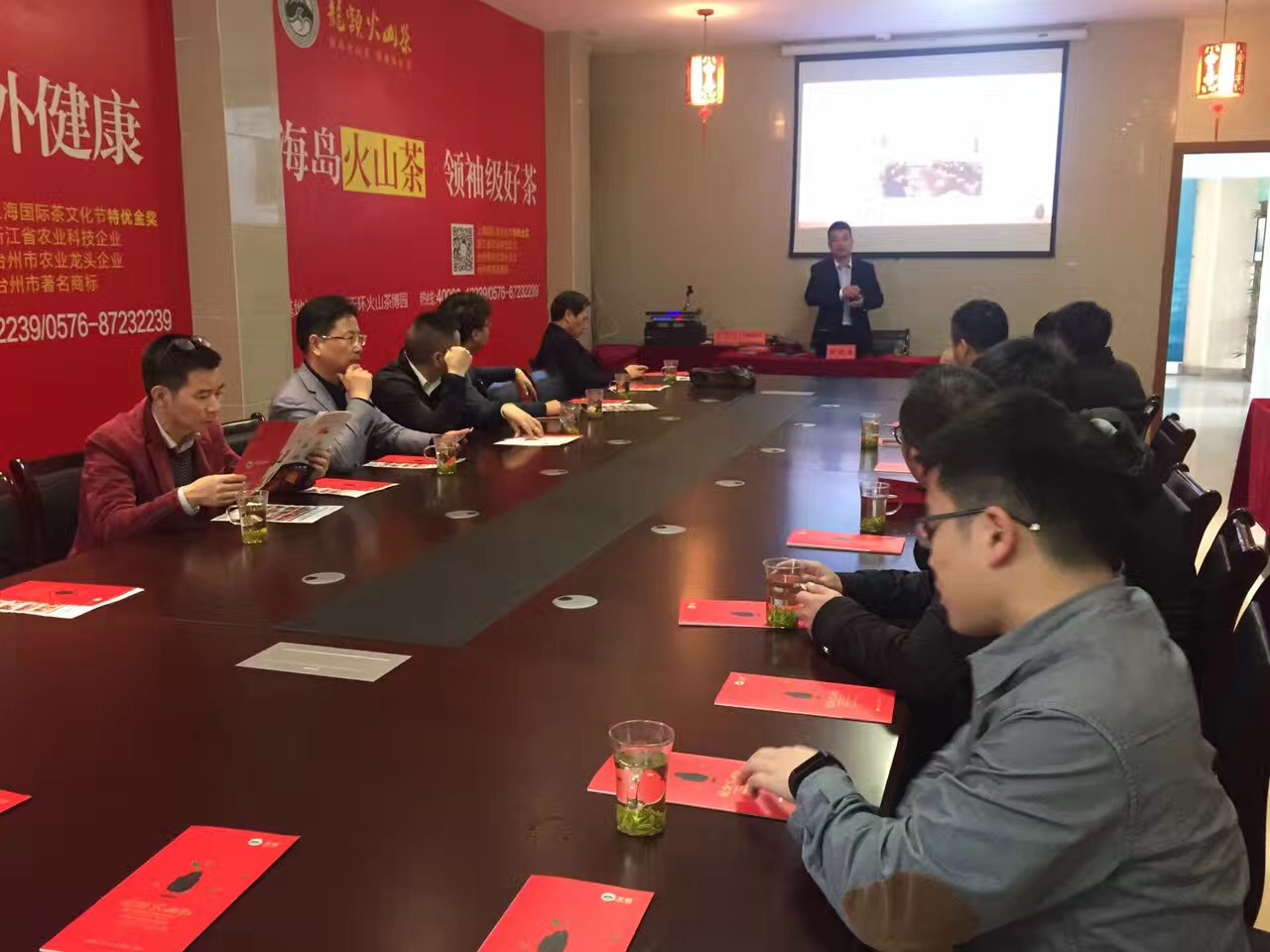 臺(tái)灣香港等地客人參觀訪問火山